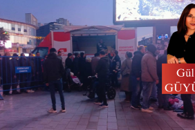 Dark Blue and Yellow Luxury Real Estate Business Card